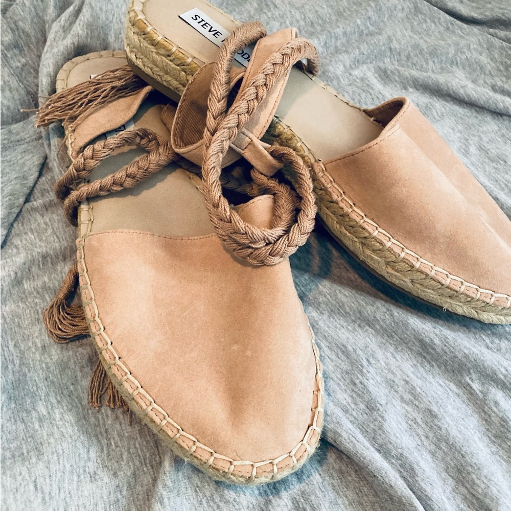 Steve Madden blush colored espadrilles with tie strap.